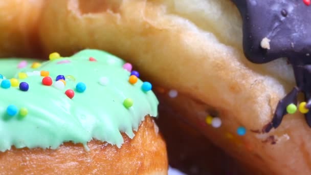 Pilha de donuts de chocolate na placa com espaço de cópia — Vídeo de Stock