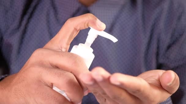 Tangan pemuda menggunakan cairan pembersih untuk mencegah virus — Stok Video