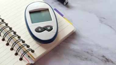 Fayanslar üzerinde diyabetik ölçüm araçları ve insülin kapalı 