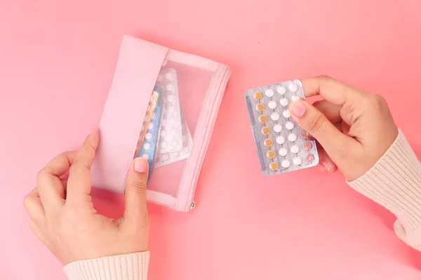 Vrouwen hand golding anticonceptie pillen close-up — Stockfoto