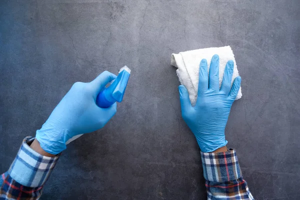 Mão em luvas de borracha azul segurando frasco de spray — Fotografia de Stock