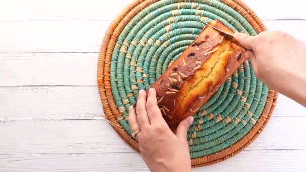 Femmes mains coupe gâteau de boulangerie sur la table — Video