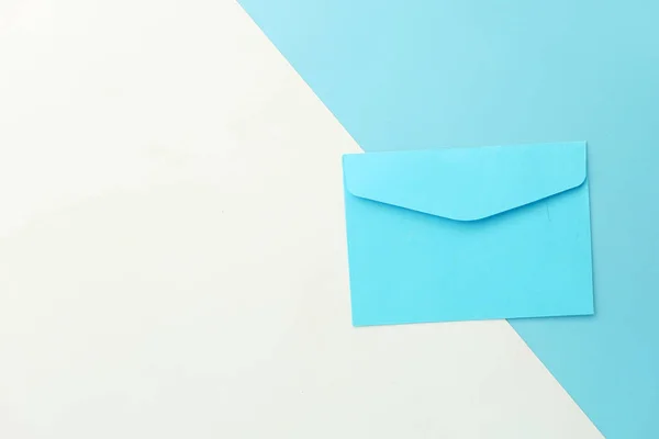 Envelope colorido azul no fundo da cor com espaço de cópia. — Fotografia de Stock