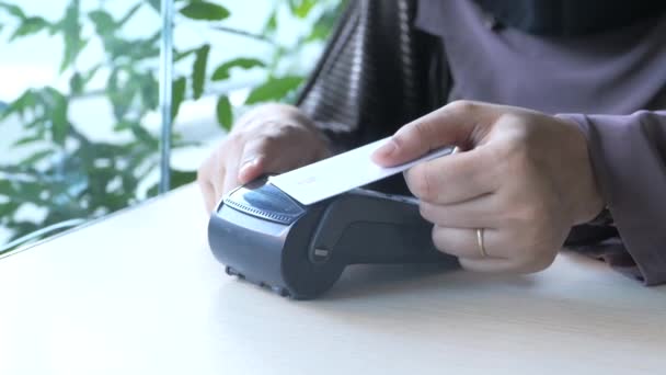 Carga terminal de pago desde una tarjeta, pago sin contacto. — Vídeo de stock