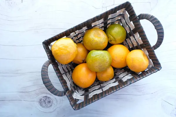 Vrchní pohled na mnoho pomerančového ovoce v misce — Stock fotografie