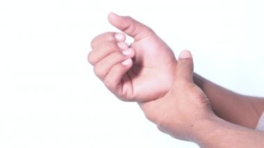 Beyaz ellerde acı çeken bir adam. 