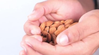 Erkeklerin elindeki badem fıstıklarının en üst görüntüsü 