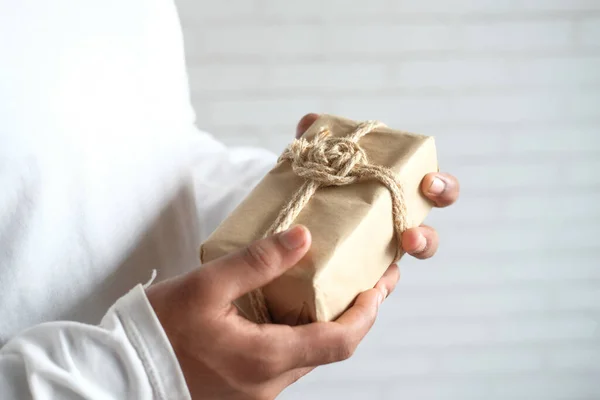 Man hand holding gift box with copy space — Stock Photo, Image