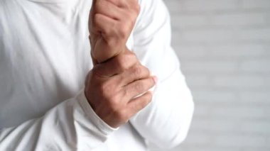 Acı çeken adam yaklaş. 