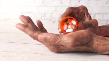  Yaşlı kadın elleri ilaç alıyor, kapatın. 