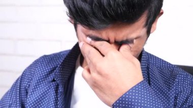 Güçlü göz ağrısından muzdarip üzgün adama yaklaş.