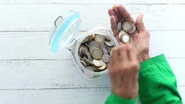 Üst düzey kadınların el yapımı bozuklukları kavanozda saklama görüntüsü 