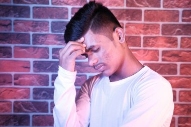 Bunalımlı adam kendini hasta hissediyor ve maddi sorunları için endişeli.