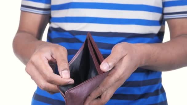 Мужчина, испытывающий финансовые проблемы, показывает пустой кошелек — стоковое видео