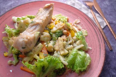 Tabağında sebze olan balık filetosu. 