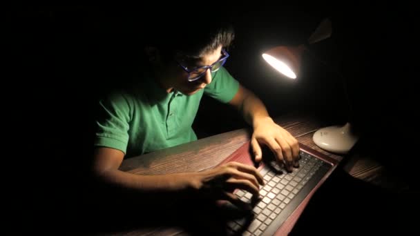 Joven que trabaja en el ordenador portátil robando datos personales — Vídeo de stock