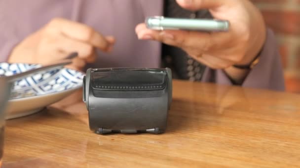 Érintésmentes fizetés okostelefonnal a kávézóban — Stock videók