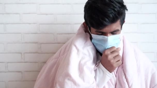 Mann mit Decke bedeckt liegt mit Fieber im Bett — Stockvideo