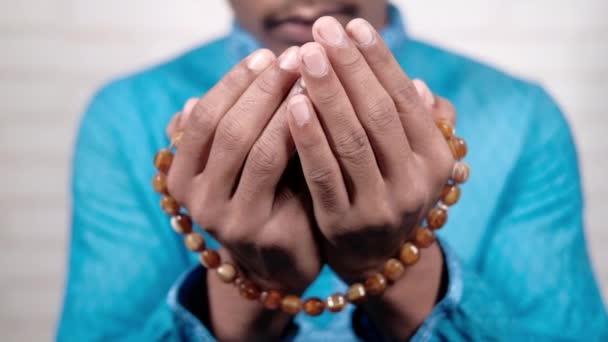 Μουσουλμάνος άνθρωπος προσεύχεται κατά τη διάρκεια ramadan, Κοντινό πλάνο — Αρχείο Βίντεο