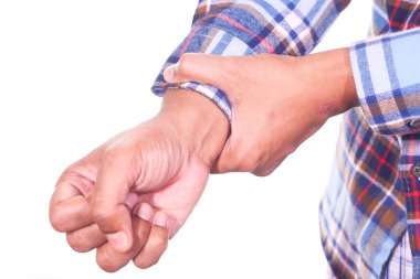 Beyaz ellerde acı çeken bir adam. 