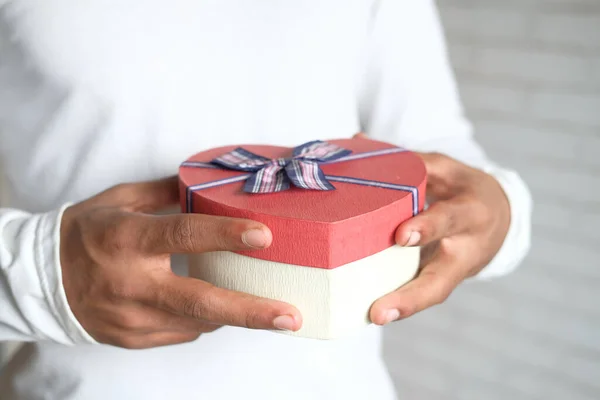Mans hand holding a gift box close up — Stock Photo, Image