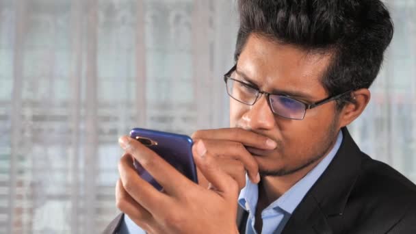 Mladý podnikatel pomocí chytrého telefonu čtení zpráv — Stock video