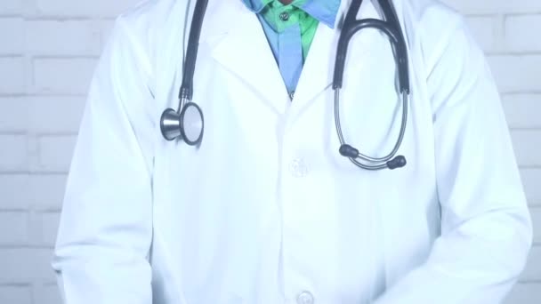 医生近视,双臂交叉,颈部听诊器 , — 图库视频影像