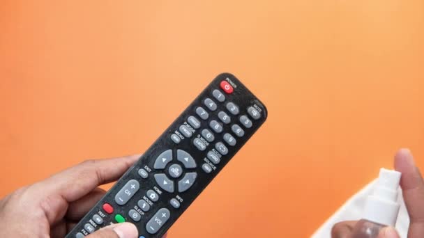 Limpeza de controle remoto Tv com um tecido antibacteriano.. — Vídeo de Stock