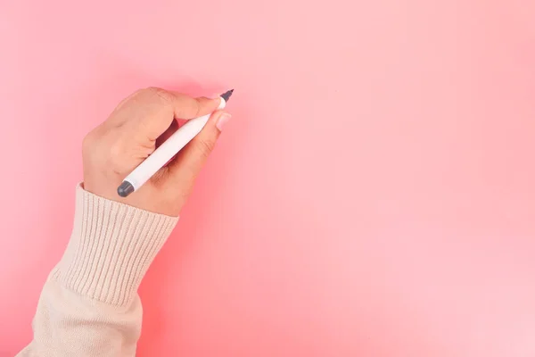 Γυναίκες χέρι γράψιμο με στυλό σε ροζ φόντο — Φωτογραφία Αρχείου