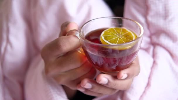 Неизвестный больной человек пьет лимонный чай вблизи — стоковое видео
