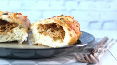 Tabakta bir dilim biftekli sandviç. 