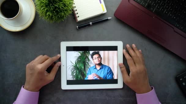 Affärsman som håller digital tablett diskuterar idéer i videokonferens — Stockvideo