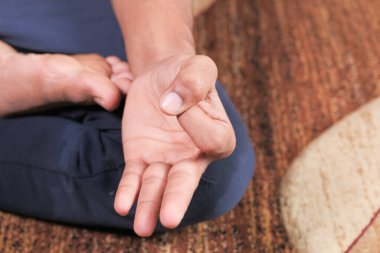 Nilüfer çiçeği pozisyonunda meditasyon yapan genç adam, yaklaşın.