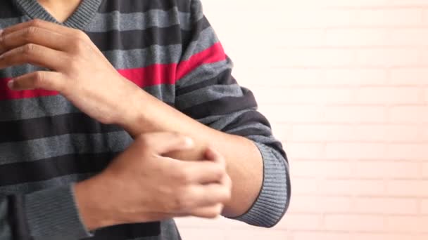 Jovem homem mão sofrendo de coceira na pele — Vídeo de Stock