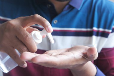 Corona virüsünü önlemek için dezenfekte sıvısı kullanılıyor. 