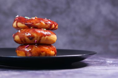 Tabakta bir yığın çikolatalı çörek ve fotokopi alanı 