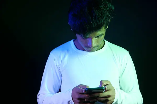 Jongeman zingen smartphone 's nachts, telefoon verslaving concept — Stockfoto