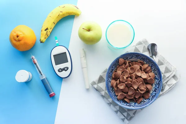 Verktyg för mätning av diabetes, insulinpenna, frukt och majsflingor på bordet — Stockfoto