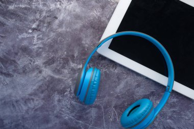 Ses kitabı, kulaklık ve dijital tablet kavramı siyah arkaplan üzerine 