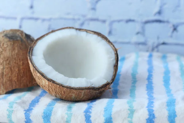 Parte de coco fresco em uma toalha de mesa — Fotografia de Stock