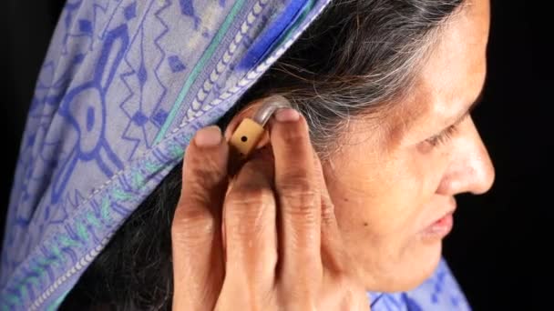 Hallókészülék-koncepció, hallásproblémákkal küzdő idős nők. — Stock videók