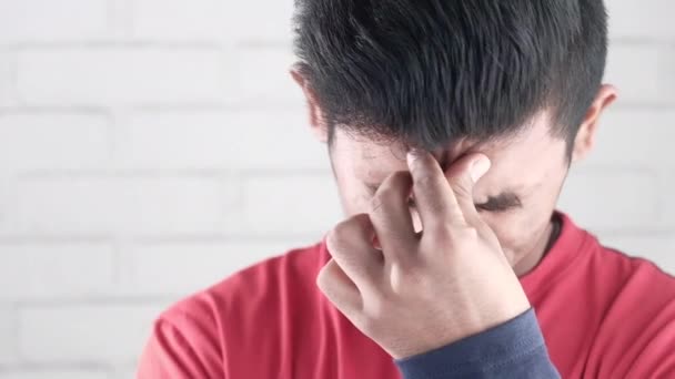 Junger Mann mit Kopfschmerzen isoliert auf Weiß — Stockvideo