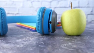 Ses kitabı konsepti. Beyaz arkaplanda kulaklık ve not defteri 