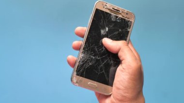 Kırık akıllı telefonu tutan adama yakın dur..