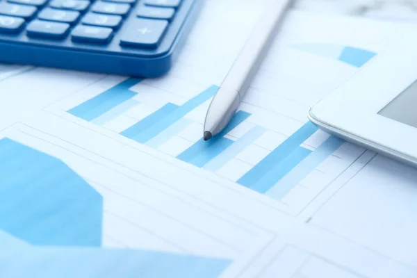 Detalle de gráfico financiero, calculadora y tableta digital en la tabla — Foto de Stock