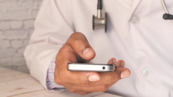 Medico in camice bianco con smartphone. — Video Stock