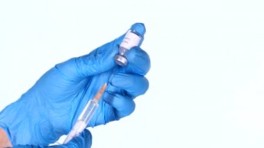  Mavi lateks eldivenlerle doldurun şırıngayı beyaza izole edilmiş ilaçlarla 