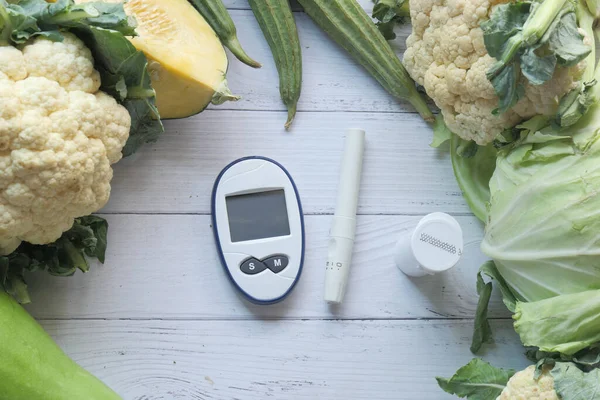 糖尿病测量工具和桌上新鲜蔬菜 — 图库照片