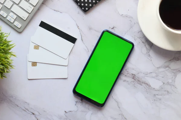 Tilikan atas telepon pintar dan kartu kredit pada latar belakang ubin — Stok Foto