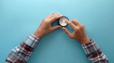  Adam cildine güzellik kremi sürüyor. 